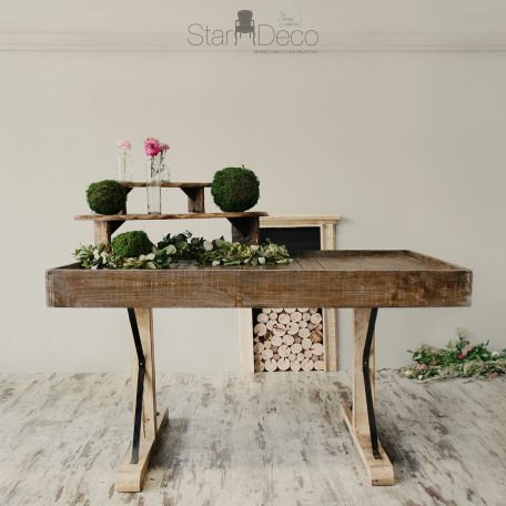 Mesa de madera maciza con tres alturas para exposicion de comidas, detalles, etc...