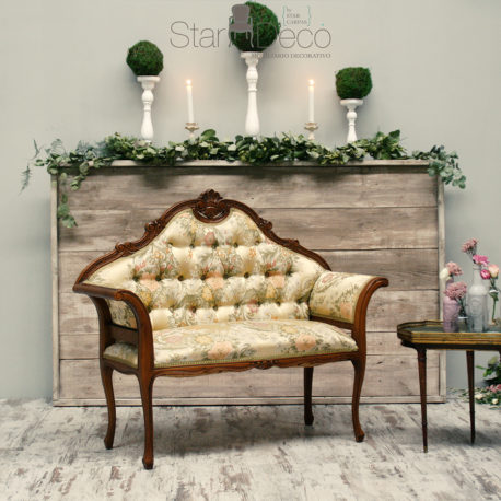 Tresillo clásico de madera de caoba con tapicería capitone restaurado para tu evento, boda, photocall, rincón especial, rincón con encanto