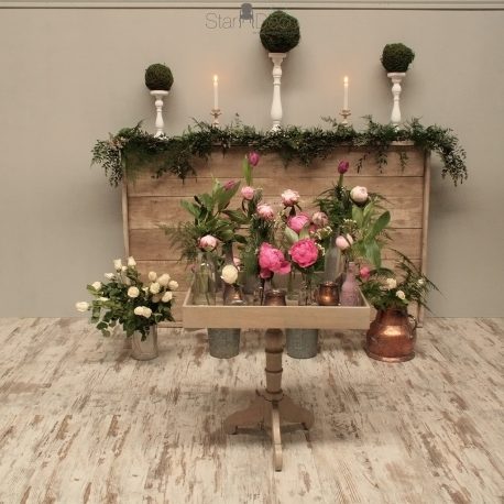 Mesita baja decorativa de madera con tablero tipo bandeja boda eventos vintage clasico mobiliario alquiler