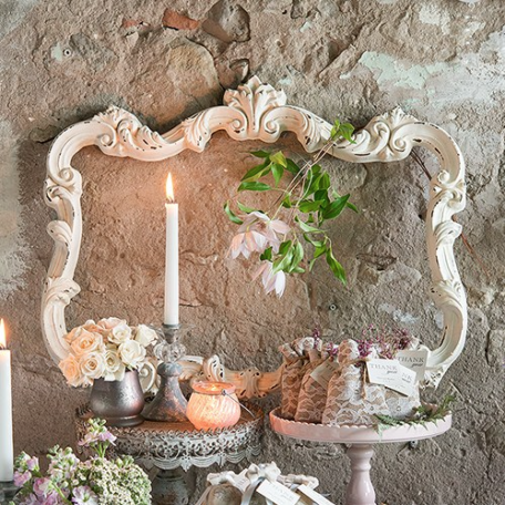 Alquiler de elementos, candelabros, marcos, mesitas, velas, flores para decoración y crear rincón con encanto vintage para detalles de boda