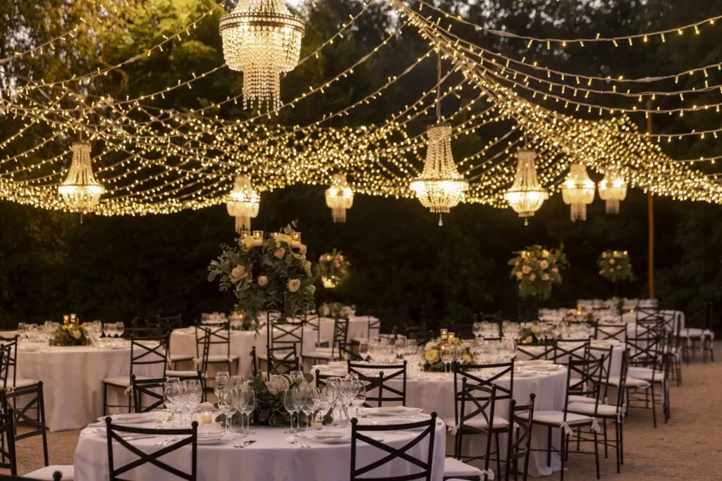 Chandeliers surtidas con guirnaldas micro LED para boda en La Villa del Mentidero