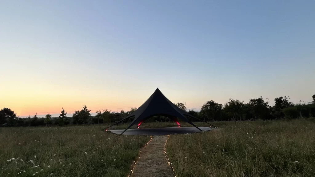 Carpa Estrella PST16 negra en campo de atarceder con camino iluminado