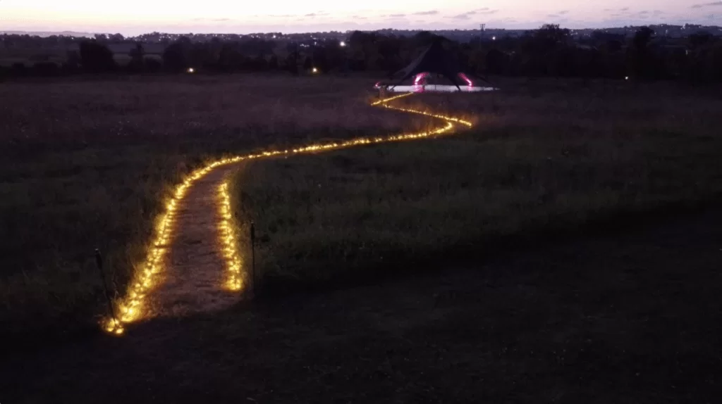 Carpa Estrella PST16 negra en campo de atarceder con camino iluminado