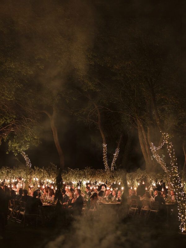 Alquiler de iluminacion edison con verde y mesas de madera imperiales para bodas y eventos