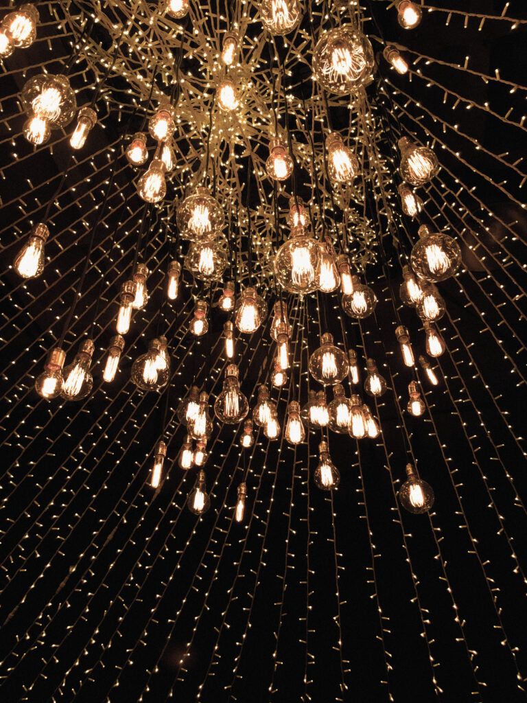 Instalación masiva de micro-bombillas LED formando un techo de luz continuo en una carpa para eventos.