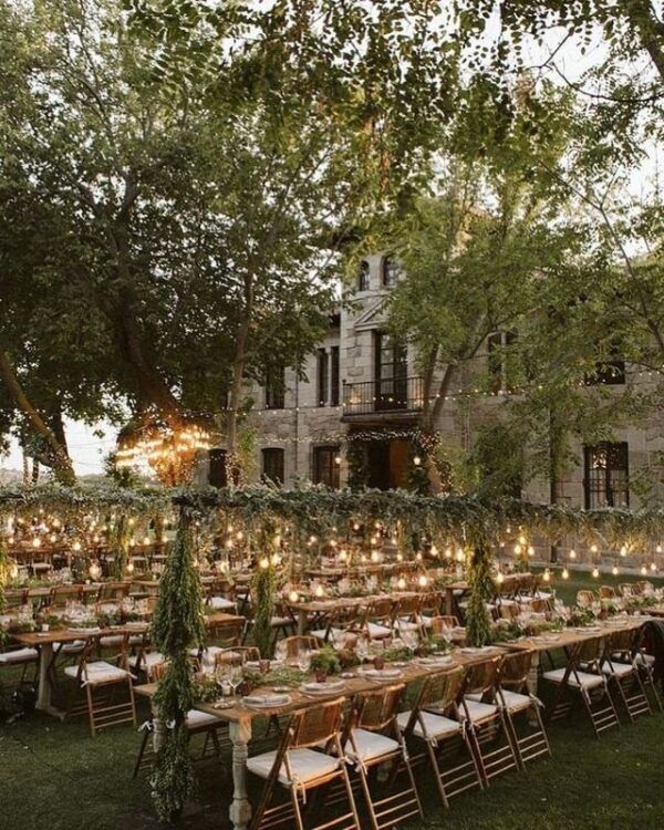 Mesas de madera con arcos vegetación o iluminación - Imagen 4