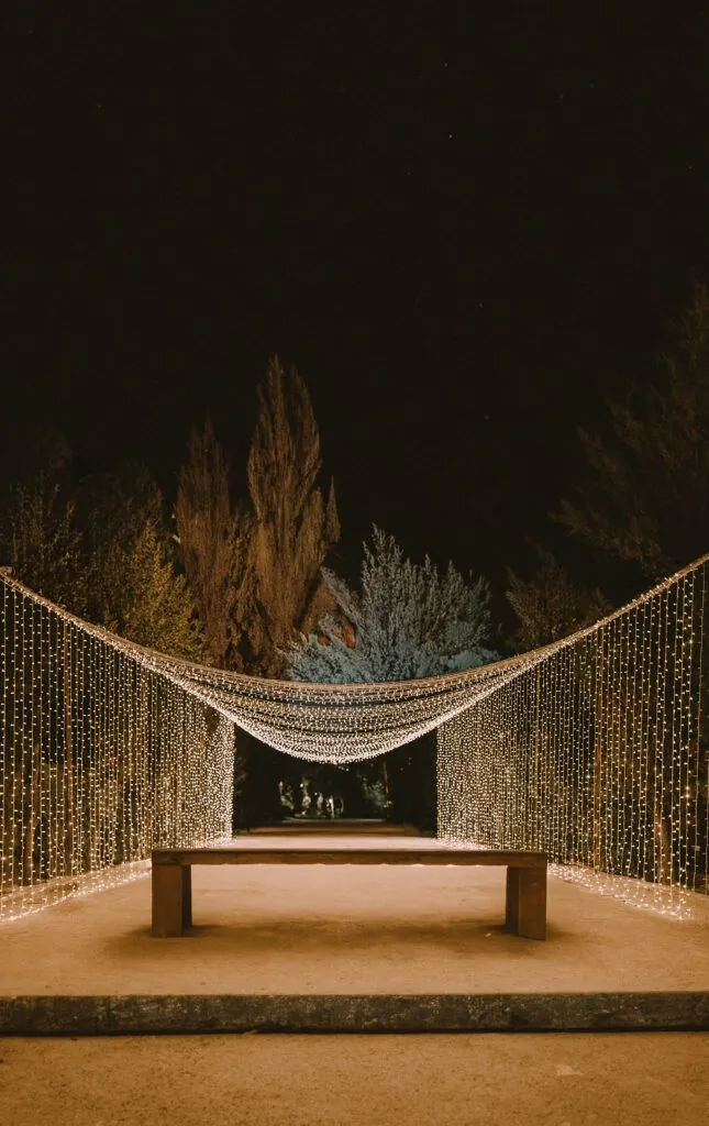 Pasillo iluminado con micro LED en cena de evento profesional diseñado por STAR-CARPAS