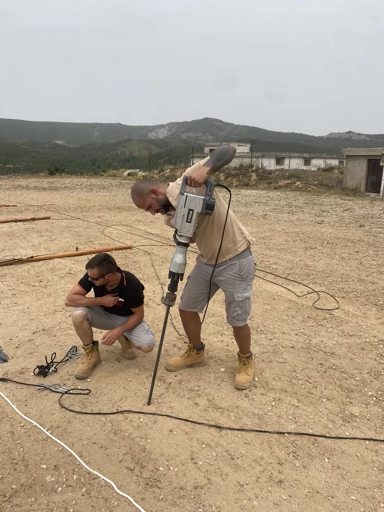 Montaje-carpa-beduina-tecnicos-trabajando