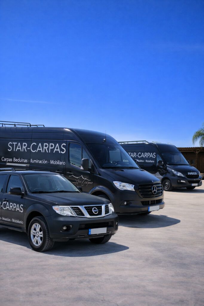 Flota de vehiculos corporativos de la empresa STAR-CARPAS compuesta por furgones y vehiculos todoterrenos rotulados