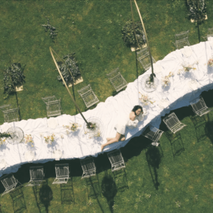 Gran montaje de banquete de boda con múltiples filas de mesas serpenteantes y mantelería drapeada en el Balneario de Guitiriz.
