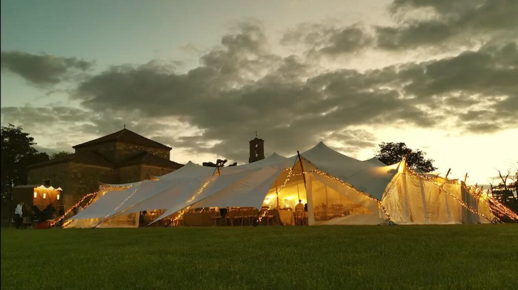 Carpa beduina profesional para eventos con iluminación integrada instalada por STAR-CARPAS en entorno histórico al atardecer