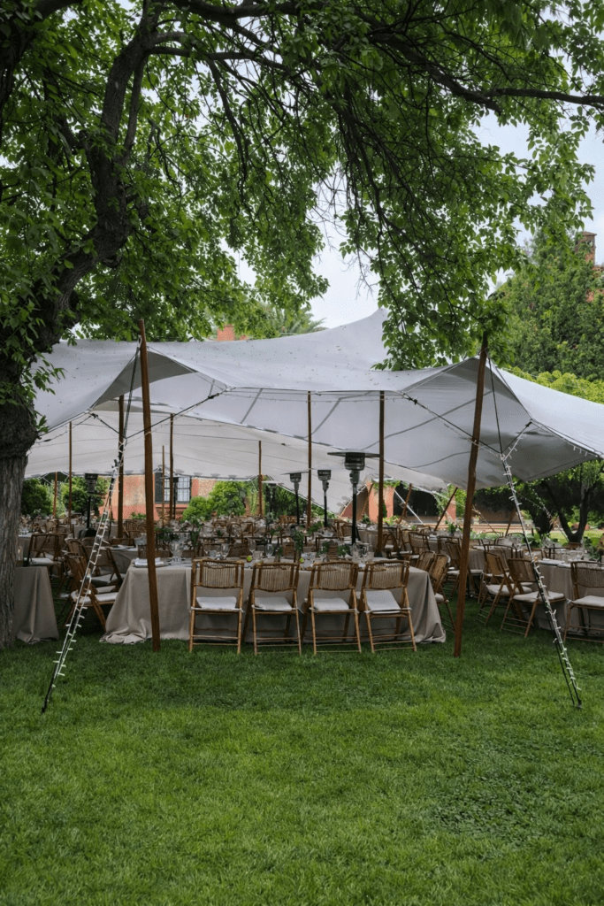 Carpa profesional para eventos diseñada como arquitectura efímera por STAR-CARPAS en espacio natural