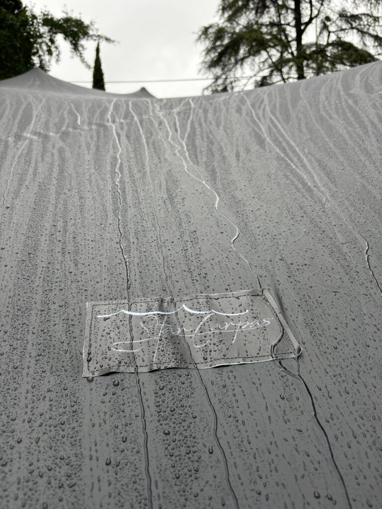 Tejido técnico impermeable de carpa profesional con certificación para eventos instalado por STAR-CARPAS