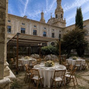 Pergola de estructura de madera con lona tensada tipo vela en alquiler para eventos
