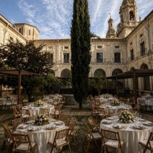 Pergola de estructura de madera con lona tensada tipo vela en alquiler para eventos