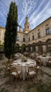 Pergola de estructura de madera con lona tensada tipo vela en alquiler para eventos