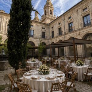 Pergola de estructura de madera con lona tensada tipo vela en alquiler para eventos