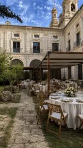 Pergola de estructura de madera con lona tensada tipo vela en alquiler para eventos