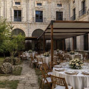 Pergola de estructura de madera con lona tensada tipo vela en alquiler para eventos