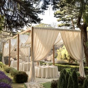 Alquiler de pergolas de lino para bodas y eventos