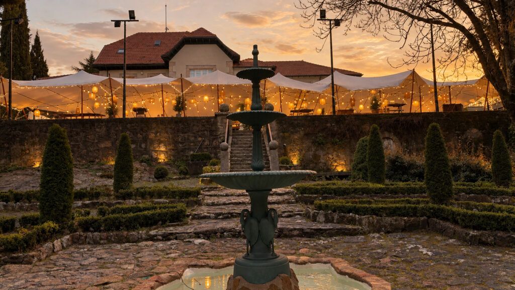 Carpa Beduina para cotcatil de boda de Otoño en Golden hour con lamparas de ratan y guirnaldas de bombillas Edison